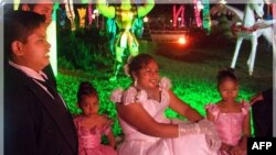 جشن تولد دسته جمعی ۱۵ سالگی دختران در مکزيک