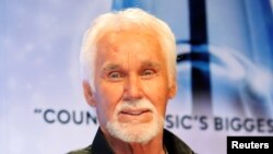 Kenny Rogers berpose di belakang panggung setelah menerima penghargaan Willie Nelson Lifetime Achievement di 47th Country Music Association Awards di Nashville, Tennessee, AS, 6 November 2013. (Foto: Reuters/Eric Henderson)