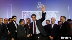 Dirjen Organisasi Perdagangan Sedunia (WTO) Roberto Azevedo (tengah) melambaikan tangan sambil mendapat ucapan selamat dari para delegasi WTO di Nusa Dua, Bali setelah tercapainya kesepakatan atas 'Paket Bali' hari Sabtu (7/12). 