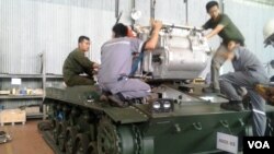 Para karyawan PT Pindad sedang menyelesaikan produksi kendaraan tempur pesanan TNI AD. (VOA/R. Teja Wulan)