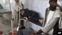 8일 아프가니스탄 남부에서 발생한 폭탄테러 부상자와 가족들.