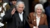 ARCHIVO - El expresidente de Uruguay, José Mujica, y su esposa Lucía Topolansky ingresan al palacio presidencial de La Moneda para una ceremonia en Santiago, Chile, el 11 de septiembre de 2023.