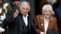 ARCHIVO - El expresidente de Uruguay, José Mujica, y su esposa Lucía Topolansky ingresan al palacio presidencial de La Moneda para una ceremonia en Santiago, Chile, el 11 de septiembre de 2023.
