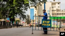 Un policier devant une barrière à Freetown, Sierre Leone, 27 mars 2017.