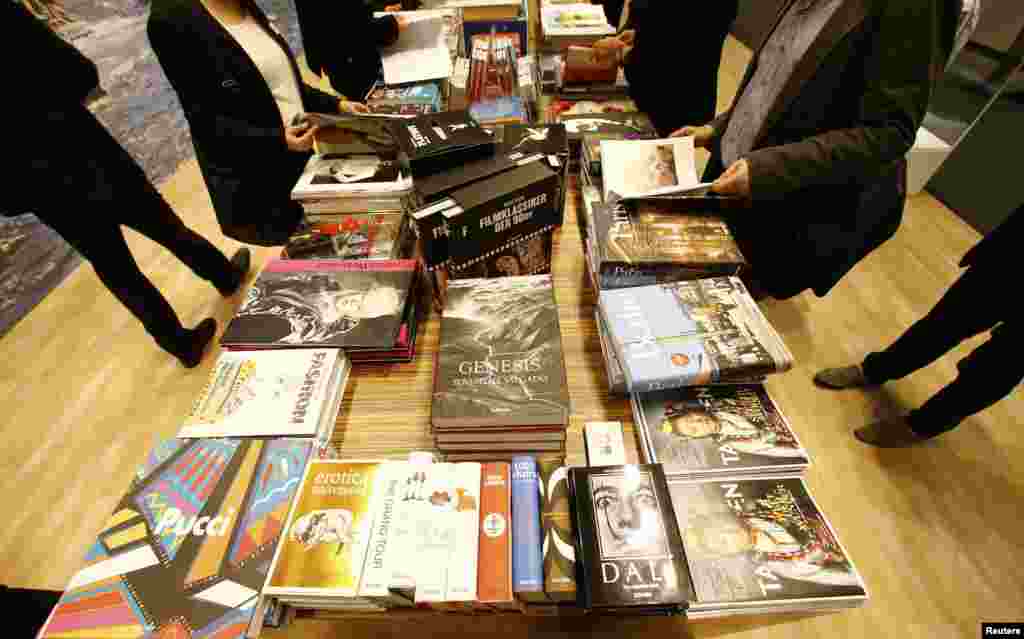  اشاعت گھروں کے مالکان اور کتابوں کی تجارت کرنے والے افراد نے  کتب میلے کی انفرادیت اور اہمیت پر دلی مسرت کا اظہار کیا۔