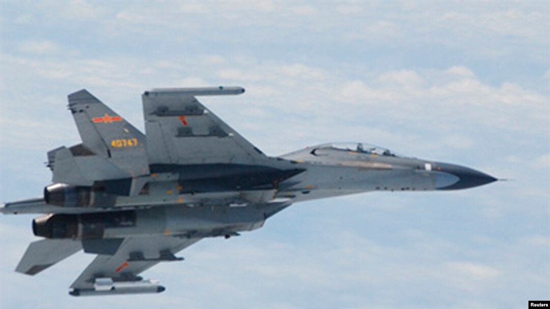 Một chiến đấu cơ SU-27 của Trung Quốc bay trên không phận biển Hoa Đông trong tấm ảnh chụp ngày 11/6/2014 do bộ Quốc phòng Nhật công bố. Máy bay của Trung Quốc từng tiếp cận máy bay Mỹ trước đây trong năm nay trên vùng biển gần Trung Quốc.