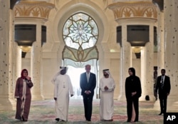 ຮອງປະທານາທິບໍດີສະຫະລັດ ທ່ານ Joe Biden (ກາງ) ຢ້ຽມຢາມ Sheikh Zayed ໂບດສາສະໜາອິສລາມ ໃນ Abu Dhabi, United Arab Emirates, 07 ມີນາ, 2016.