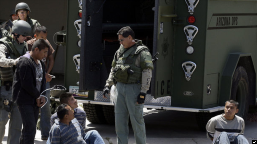 Foto Archivo - Sospechosos de inmigrantes indocumentados son detenidos por agentes de la ley en Phoenix después de allanar una casa jueves, 29 de abril de 2010.