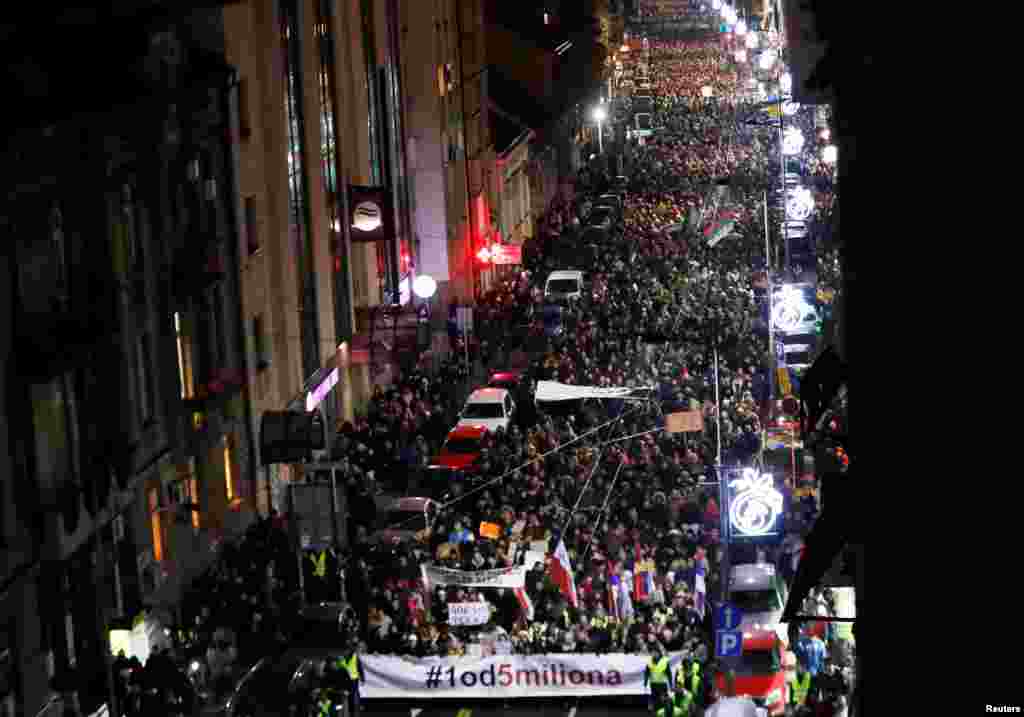 تصویری دیگر از هزاران نفر در خیابان های بلگراد در اعتراض به سیاست های رئیس جمهوری صربستان