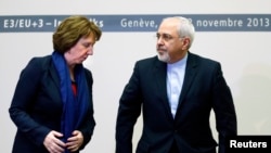 Kepala kebijakan luar negeri Uni Eropa Catherine Ashton (kiri) dan Menteri Luar Negeri Iran Mohammad Javad Zarif di Jenewa.