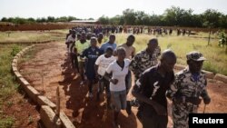 Malian women and men run during a training session at the FLN movement (North Liberation Forces) camp in Sevare, Mali, September 24, 2012.