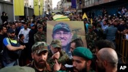 អ្នក​គាំទ្រ​ Hezbollah ​​បាន​សែង​មឈូស​របស់​មេដឹកនាំ​ជាន់​ខ្ពស់​របស់ពួក​គេ Mustafa Badreddine ក្នុង​ពេល​ដង្ហែ​សព​ ក្នុង​ក្រុង​បេរូត ប្រទេស​លីបង់ កាល​ពី​ថ្ងៃទី១៣ ខែឧសភា ឆ្នាំ២០១៦។