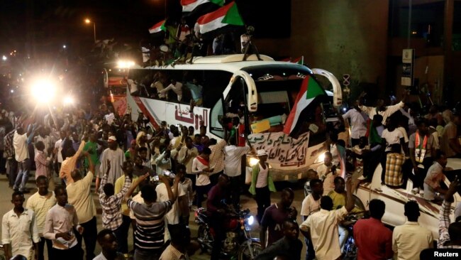 Sudanese demonstrators from the Darfur region chant slogans as they arrive to be part of a mass anti-government protest outside Defence Ministry in Khartoum, April 30, 2019. 