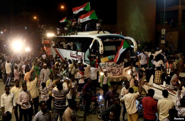 Sudanese demonstrators from the Darfur region chant slogans as they arrive to be part of a mass anti-government protest outside Defense Ministry in Khartoum, Sudan, April 30, 2019.