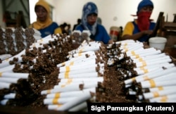 Pekerja melinting rokok di sebuah pabrik di Sidoarjo, Jawa Timur, 2 Februari 2009. (Foto: REUTERS/Sigit Pamungkas)