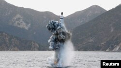 Un essai de tir d’un missile balistique depuis un sous-marin - photo non datée publiée par l’Agence de presse de la Corée du Nord (KCNA) à Pyongyang le 24 avril 2016.