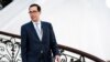 El secretario del Tesoro de los Estados Unidos, Steven Mnuchin, camina hacia un desayuno de trabajo en la Cumbre del G7 en Biarritz, Francia, el 25 de agosto de 2019.