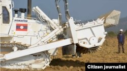 ລົດກົນຈັກ ໂຄມັດຊຶ (Komatsu)  ລຸ້ນ PC-130 ທີ່ອອກແບບມາ  ເພື່ອການເກັບກູ້ ແລະທໍາລາຍລະເບີດ ເປັນການສະເພາະ ທີ່ໄດ້ຮັບການຊ່ວຍເຫລືອ ຈາກອົງການເກັບກູ້ລະເບີດຂອງ ລັດຖະບານຍີ່ປຸ່ນ (JMAS).