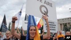 Sledbenici Kjuanona u Rumuniji (Foto: AP/Vadim Ghirda)