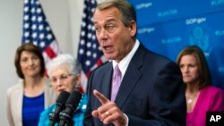 El líder republicano John Boehner habla a los reporteros durante una conferencia de prensa en el Capitolio