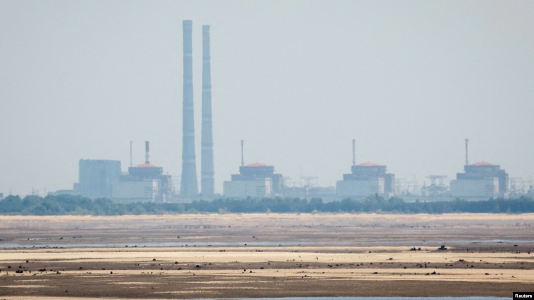 Pogled nuklearnu elektranu Zaporožje sa obale presušjelog rezervoara u blizini grada Nikopolj, 16. jun 2023. godine (Foto: Reuters/Alina Smutko)