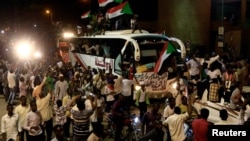 Sudanese demonstrators from the Darfur region chant slogans as they arrive to be part of a mass anti-government protest outside Defence Ministry in Khartoum, April 30, 2019. 