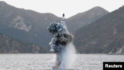 La prueba de un misil lanzado desde un submarino es vista en esta foto, sin fecha, divulgada por la Agencia Central de Noticias de Corea del Norte.