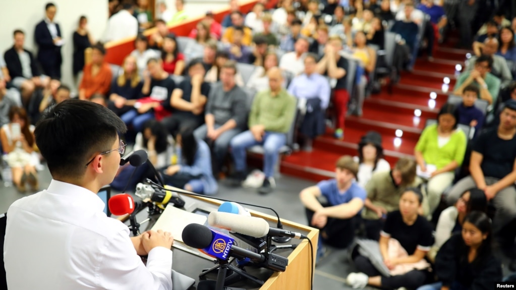 香港亲民主活动人士黄之锋在德国洪堡大学对学生们讲话。（2019年9月11日） (photo:VOA)