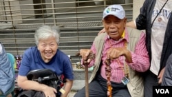 現年100歲人稱佔中大黃伯的社運人士，手持兩支拐杖，提早兩晚到西九龍裁判法院外露宿，輪候民主派初選47人案的法庭旁聽席。(美國之音照片)