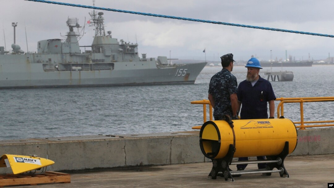 Anggota angkatan laut AS berdiri dekat alat pencari sinyal kotak hitam yang akan digunakan untuk mencari pesawat Malaysia Airlines penerbangan MH370 di Perth, Australia (30/3). (AP/Rob Griffith)