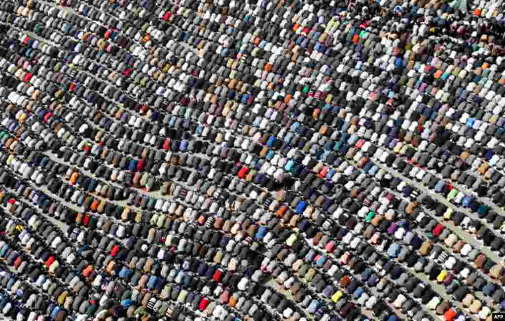 Anti-government protesters take part in Friday prayers at Tahrir Square. (Amr Abdallah Dalsh/AP)