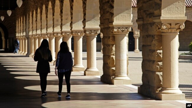 Tư liệu: Sinh viên đi dạo trong khuôn viên Đại học Stanford, ngày 14/3/2019 ở Santa Clara, California.
(AP Photo/Ben Margot)