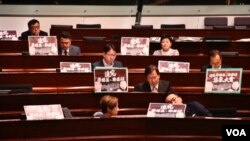 多名民主派議員在座位上放置追究UGL案的示威牌。(美國之音湯惠芸)