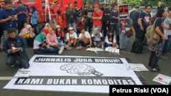 Para jurnalis dari Aliansi Jurnalis Independen (AJI) Surabaya mengikuti aksi pada Hari Buruh 1 Mei 2019 di Surabaya (foto: ilustrasi - VOA/Petrus Riski).