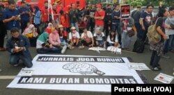 Para Jurnalis dari Aliansi Jurnalis Independen (AJI) Surabaya mengikuti aksi pada Hari Buruh 1 Mei 2019 di Surabaya (Foto:VOA/Petrus Riski).