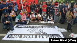 Para Jurnalis dari Aliansi Jurnalis Independen (AJI) Surabaya mengikuti aksi pada Hari Buruh 1 Mei 2019 di Surabaya (Foto:VOA/Petrus Riski).