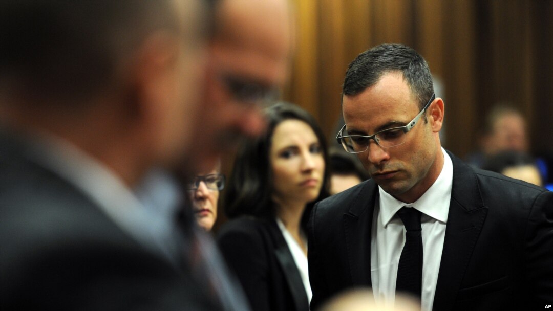 Oscar Pistorius (kanan) diikuti oleh adik perempuannya Aimee, meninggalkan ruang sidang di pengadilan Pretoria, Afrika Selatan (28/3), sesudah penundaan sidang hari itu. 