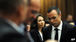 Oscar Pistorius rời khỏi tòa án ở Pretoria, Nam Phi, 28/3/14