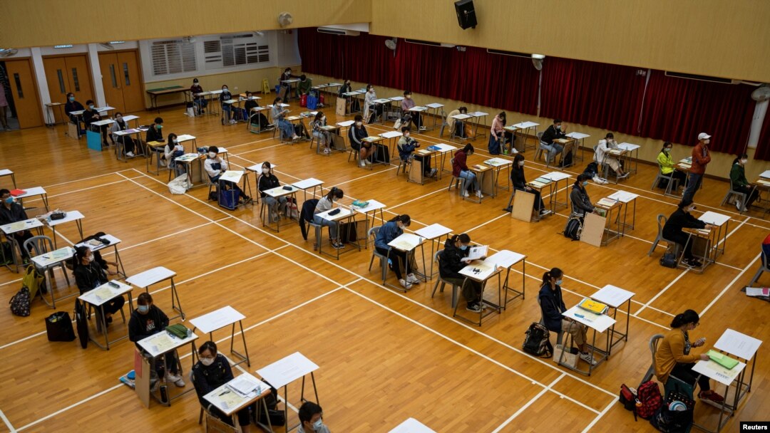 Siswa mengikuti ujian Diploma Pendidikan Menengah (DSE), setelah sebulan ditunda akibat wabah COVID-19, di Hong Kong, 24 April 2020. (Jerome Favre / Pool via REUTERS)