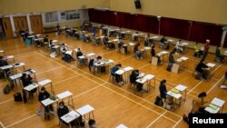 Siswa mengikuti ujian Diploma Pendidikan Menengah (DSE), setelah sebulan ditunda akibat wabah COVID-19, di Hong Kong, 24 April 2020. (Jerome Favre / Pool via REUTERS)