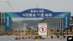 Barikade ditempatkan di dekat Jembatan Unifikasi, yang mengarah ke Panmunjom di Zona Demiliterisasi di Paju, Korea Selatan, 14 Oktober 2024.