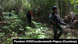 Personel Pos Skofro Baru Satgas Pamtas RI-PNG Yonif 131/Brs melaksanakan patroli wilayah mengecek patok perbatasan MM 2.2, di Skofro Baru Distrik Arso Timur Kab. Keerom, Papua, 22 Oktober 2021. (Courtesy: Pendam XVII/Cenderawasih-Papua)