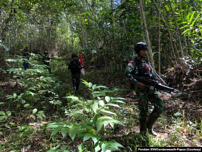 Personel Pos Skofro Baru Satgas Pamtas RI-PNG Yonif 131/Brs melaksanakan patroli wilayah mengecek patok perbatasan MM 2.2, di Skofro Baru Distrik Arso Timur Kab. Keerom, Papua, 22 Oktober 2021. (Courtesy: Pendam XVII/Cenderawasih-Papua)