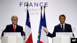 Presiden Perancis, Emannuel Macron (kanan) dan Presiden Chile, Sebastian Pinera dalam konferensi pers KTT G7 di Biarritz, Perancis, 26 Agustus 2019.