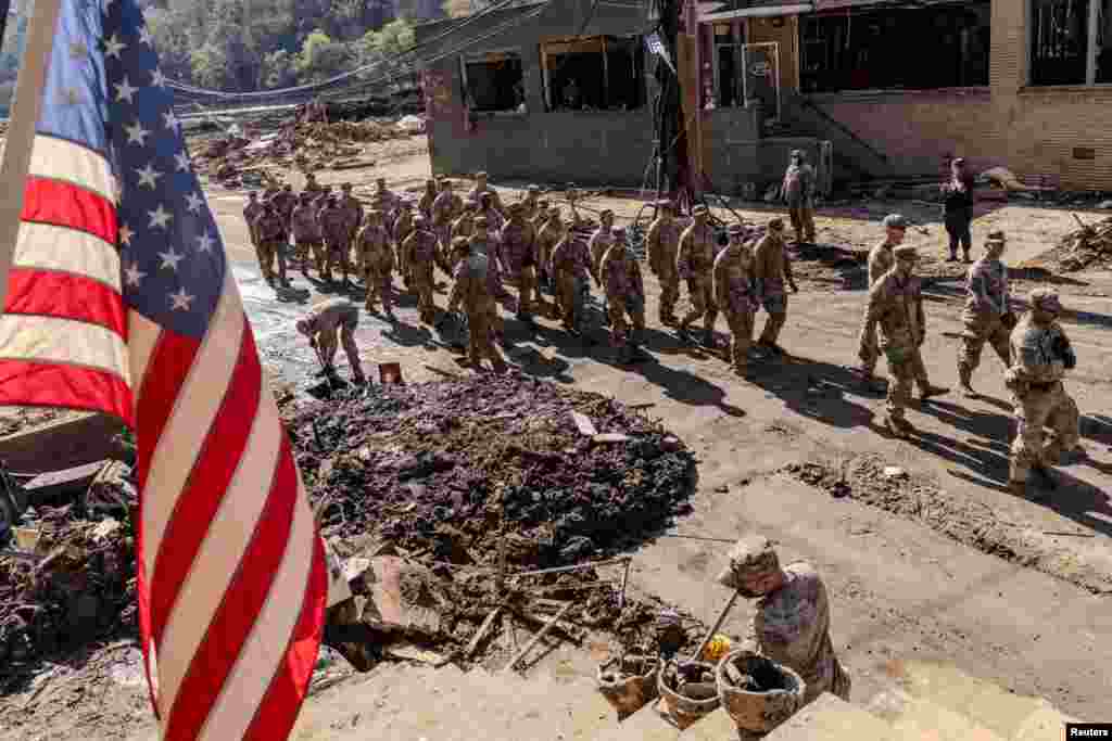 Prajurit Angkatan Darat dari Batalyon 1, Resimen Infantri 502, Divisi Lintas Udara 101, tiba untuk membantu warga membersihkan puing-puing pasca Badai Helene berlalu, di Marshall, North Carolina, AS. (Reuters)&nbsp;