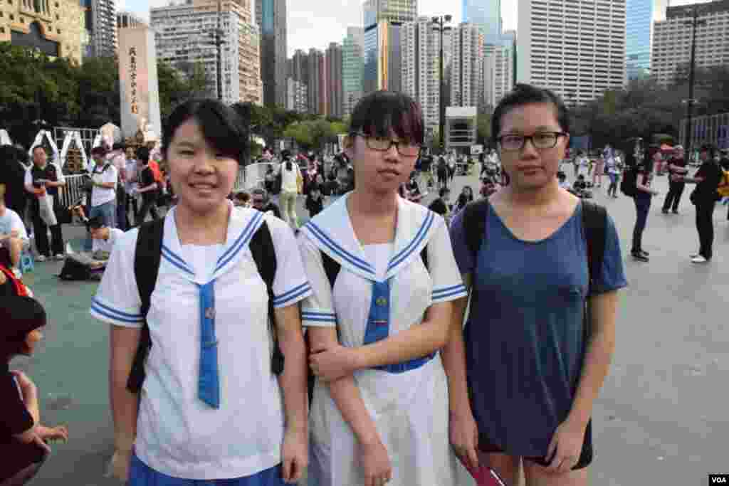 10 三位香港上智中學四年級學生（左起）何同學、趙同學、陳同學，首次參與維園六四燭光晚會(美國之音 湯惠芸攝)