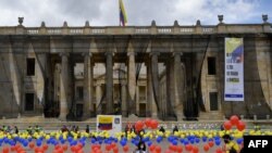Globos con los colores de la bandera nacional de Colombia en la Plaza Bolívar, el 2 de octubre de 2020, durante un acto simbólico del cuarto aniversario del referéndum realizado para ratificar un histórico acuerdo de de paz entre el gobierno y las FARC. 