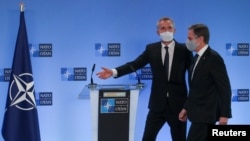  Йенс Столтенберг и Энтони Блинкен перед началом пресс-конференции в Брюсселе