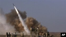 نیروهای سپاه پاسداران در حال آزمایش موشک زلزال - خبرگزاری مهر
