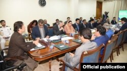 د عمران خان دفتر په یو بیان کې وویل پاکستاني وزیراعظم د شورو، چهارشنبې، په ورځ په اسلام اباد کې په ټرانزټ ټرېډ یا تجارت کې د مسلو په اړه د چارواکو سره غونډه وکړه او ویې وېل چې په دې لړ کې موجودې ستونزې دې لرې کړی شي چی دا رنگ د ټرانزټ انتظام نه دواړه هیوادونه گټه پورته کړی شي